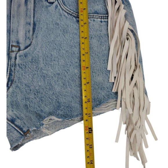 Blanknyc The Barrow Distressed Light Wash Denim Fringe Shorts Size 24, NWT. - Picture 6 of 6